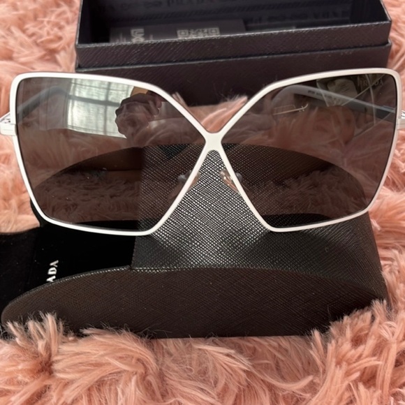 Authentic PRADA Oversized Sunglasses Sunnies Mint Condition Case High Fashion - Picture 2 of 5